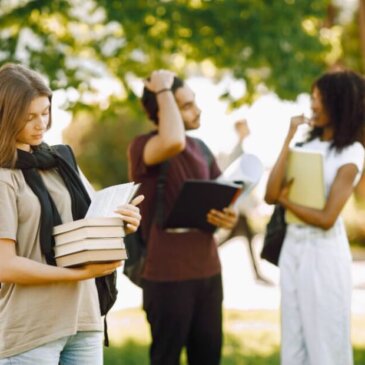 As universidades britânicas enfrentam dificuldades financeiras porque o número de vistos para estudantes estrangeiros atingiu o nível mais baixo dos últimos 20 anos