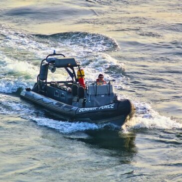 As chegadas de pequenos barcos ao Reino Unido ultrapassam a marca dos 150.000, suscitando um aceso debate sobre a imigração